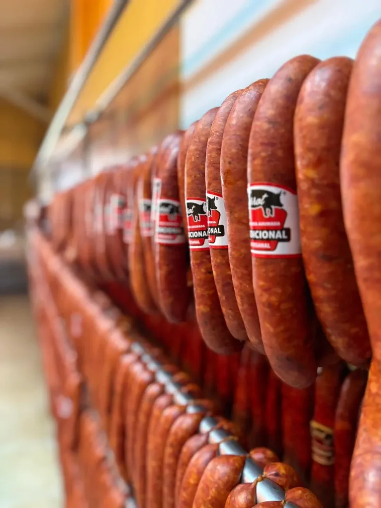 Longaniza Tradicional Serrot colgada en el ahumadero