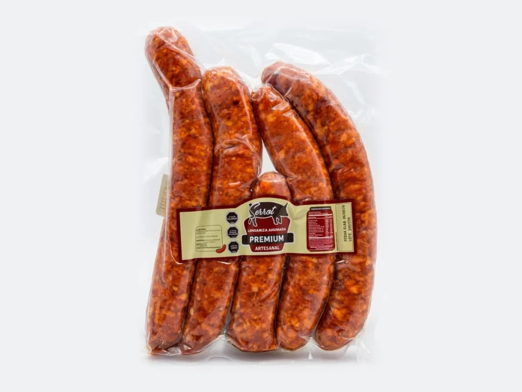 Longaniza Premium Serrot en paquete de 1 kg al vacío, fondo blanco