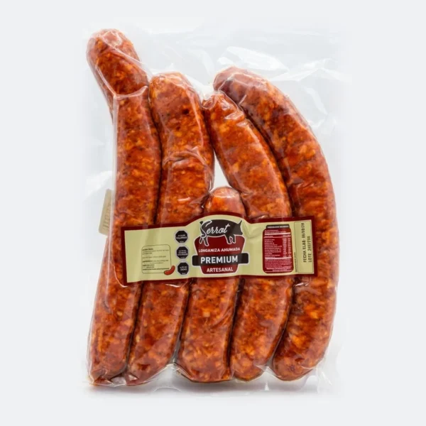 Longaniza Premium Serrot en paquete de 1 kg al vacío, fondo blanco